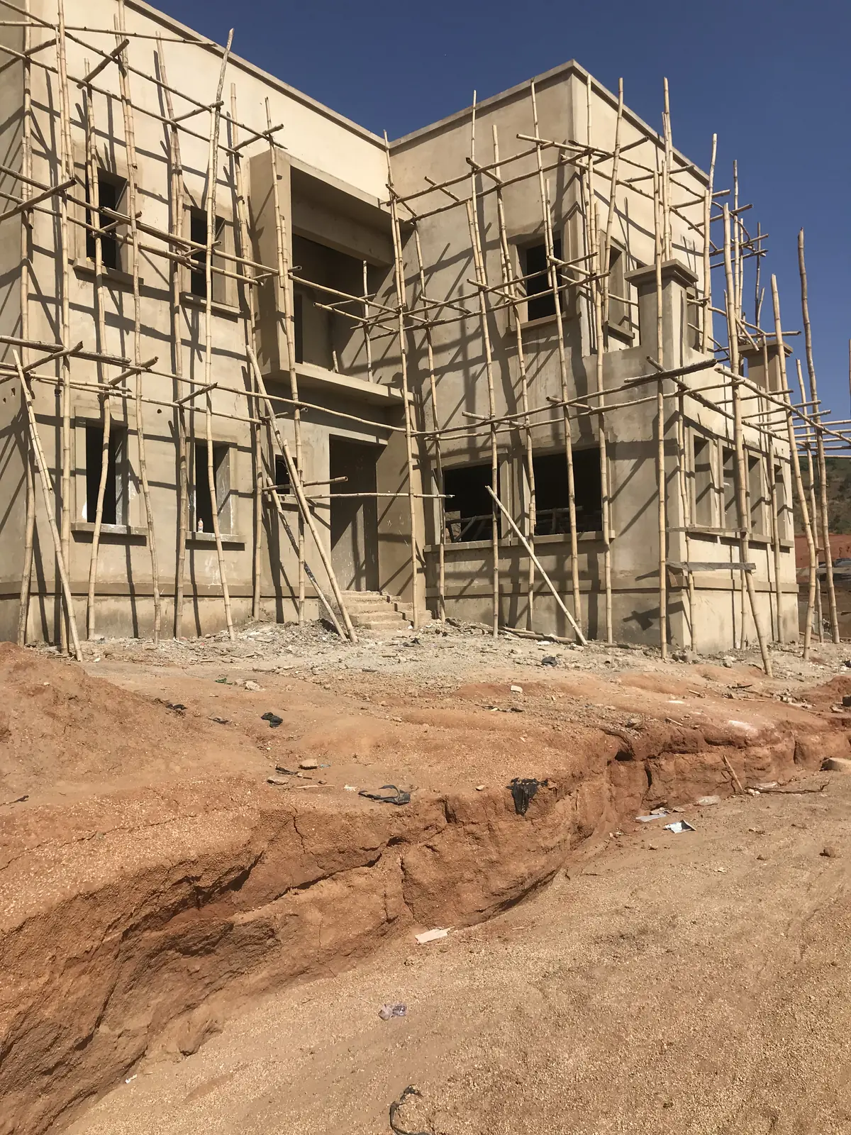 Building structure rising on a Yugoz project
